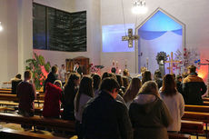 Firmvorbereitung mit Tauferinnerungsgottesdienst in St. Maria, Wolfhagen (Foto: Karl-Franz Thiede)